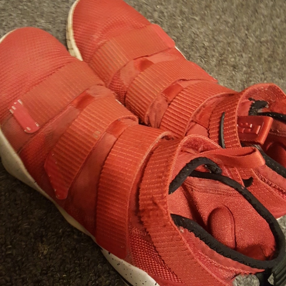 Lebrons solder 8 red